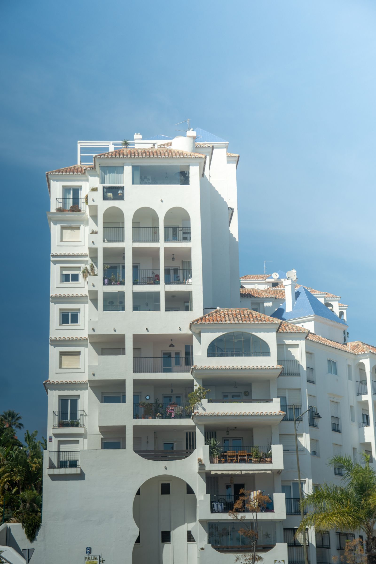 Akdeniz mimarisinde balkonlu, çok katlı bir apartman binasının dış cephesi